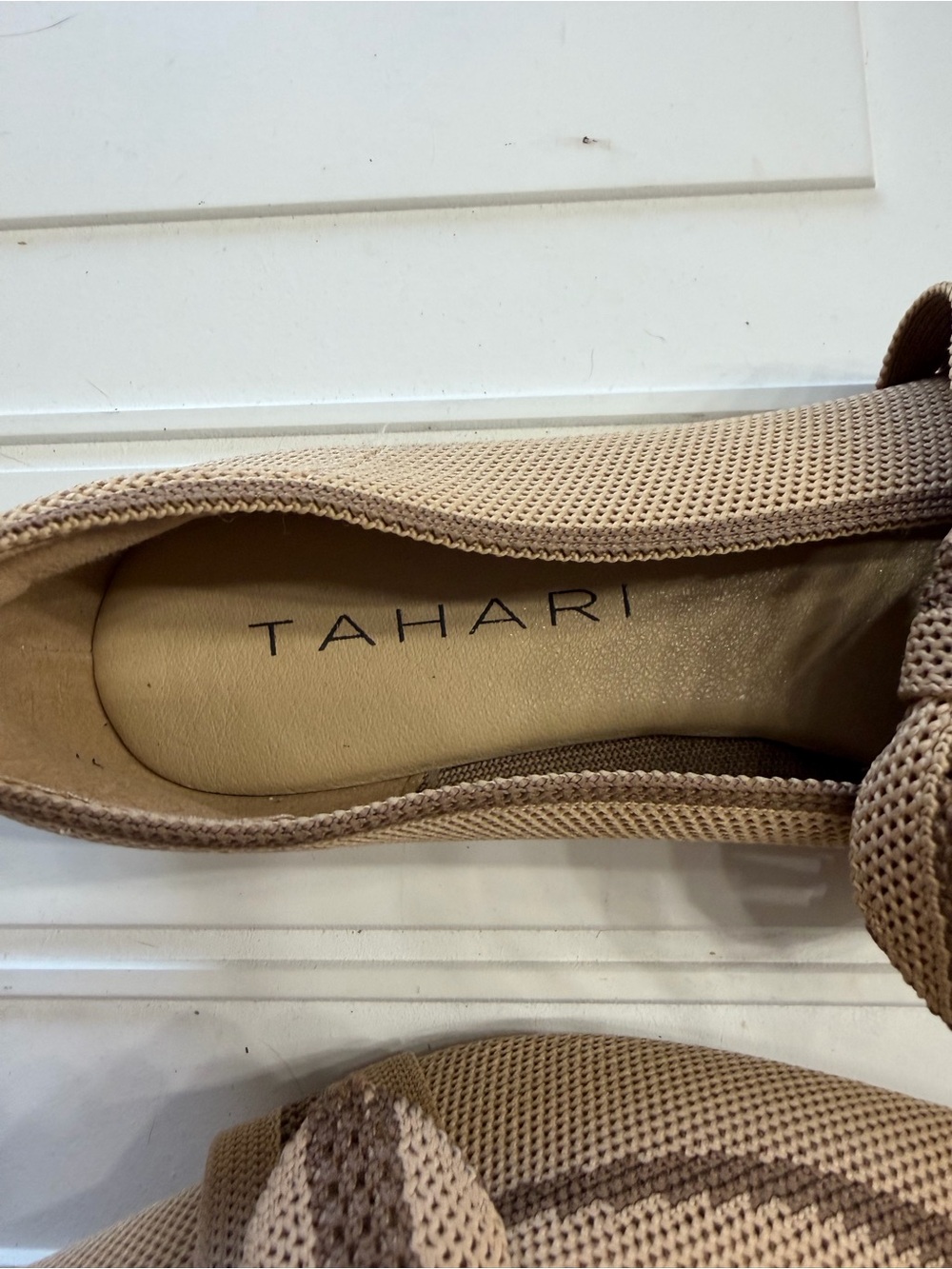 Tahari Women’s Sz 7.5 Tan Woven Bow Loafers Flats Shoes Slip Ons - Picture 2 of 5